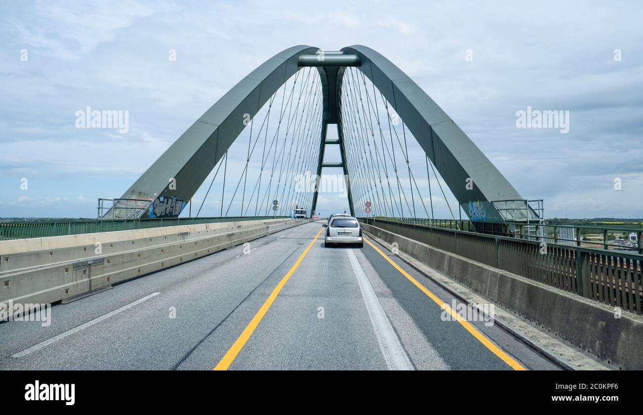 Ein Auto fährt über die fehmarnsundbrücke zur Insel fehmarn Stockfoto