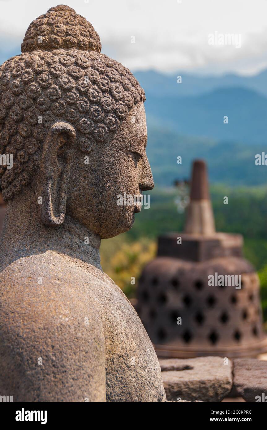 Sitzende Stein Buddha vor Stupa in borobudur Stockfoto