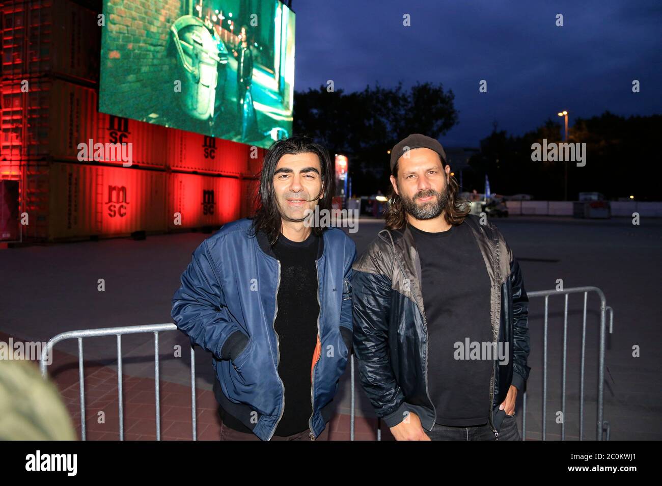 Hamburg, Deutschland. Juni 2020. Fatih Akin und Adam Bousdoukos mit dem Film 'Soul Kitchen' im Einfahrkino Moving Times auf dem Heiligengeistfeld. Hamburg, 10. Juni 2020 Quelle: dpa/Alamy Live News Stockfoto