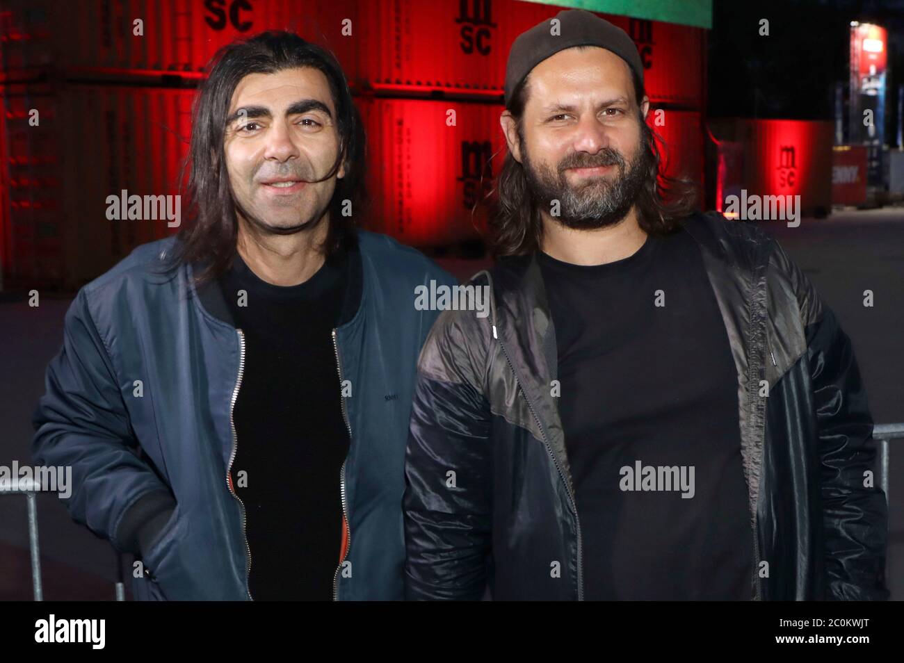 Hamburg, Deutschland. Juni 2020. Fatih Akin und Adam Bousdoukos mit dem Film 'Soul Kitchen' im Einfahrkino Moving Times auf dem Heiligengeistfeld. Hamburg, 10. Juni 2020 Quelle: dpa/Alamy Live News Stockfoto