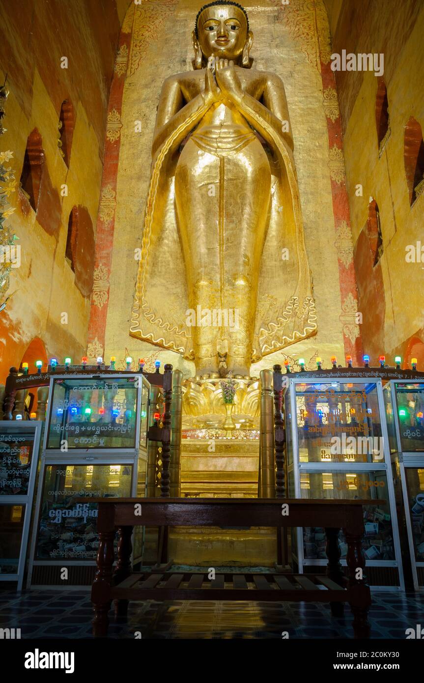 Golden Buddha stehend innerhalb der Ananda-Tempel in Bagan. Stockfoto