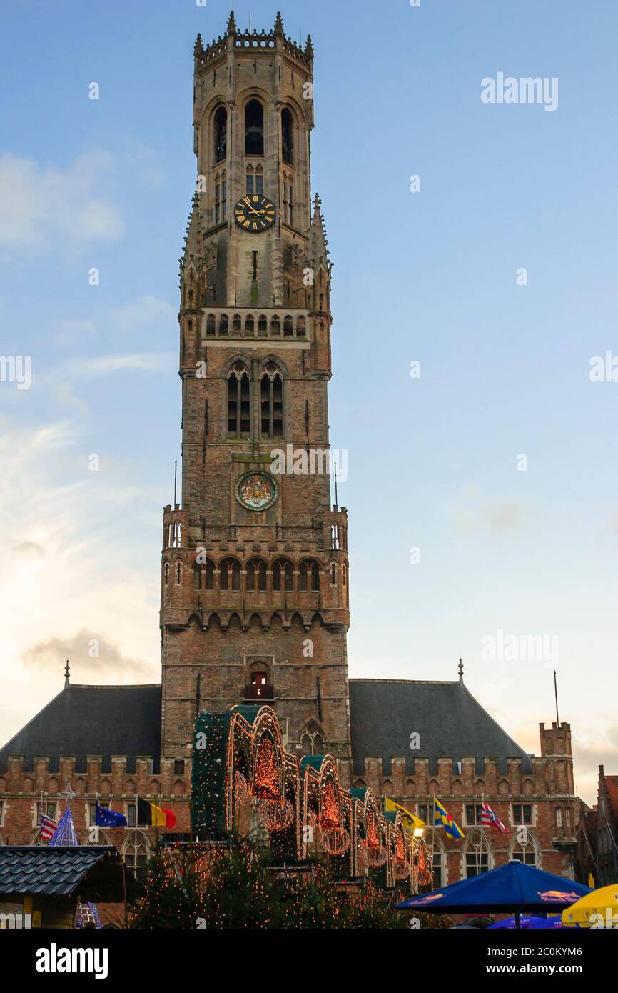 Der historische Belfried von Brügge auf dem Markt (Marktplatz) im Stadtzentrum von Brügge während des Weihnachtsmarktes, Westflandern, Nordwestbelgiens Stockfoto