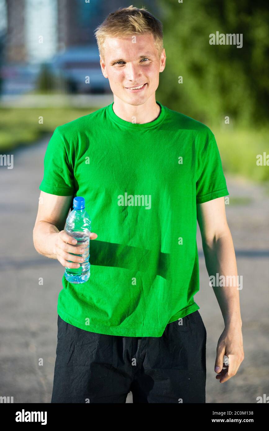 Müde Menschen Trinkwasser aus einer Plastikflasche nach fitness Stockfoto