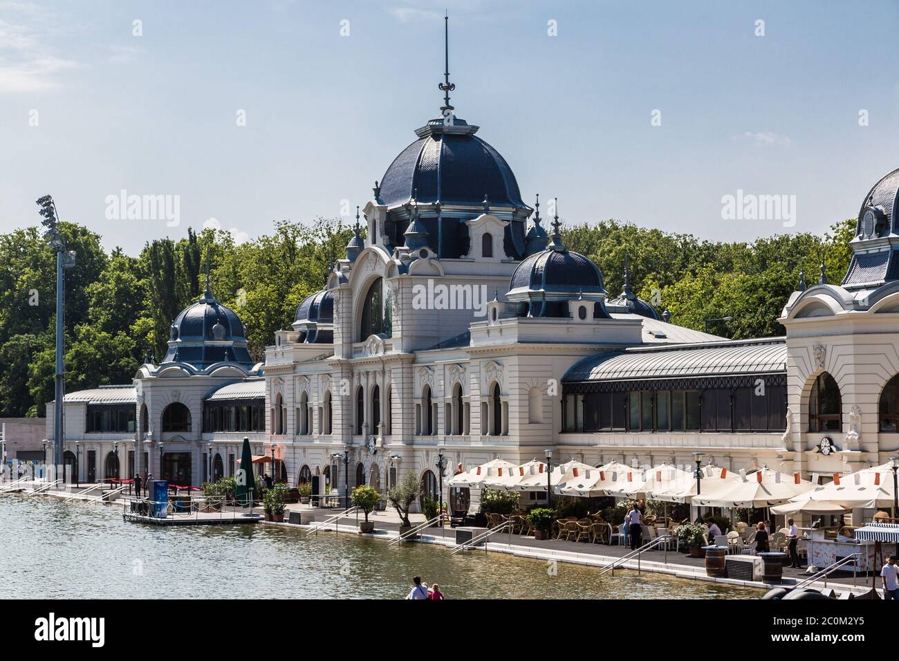 Die neu renovierte Eisbahn (jetzt als See) im Hauptstadtpark in Budapest Stockfoto