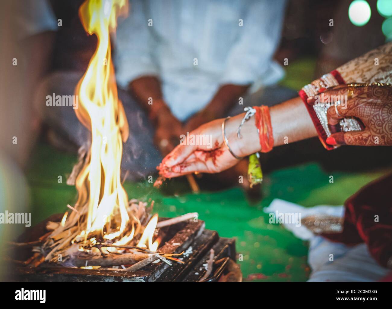 Hinduismus kommt mit vielen uralten Ritualen und Bräuchen, die unsere Weisen praktiziert. All diese Rituale kamen mit logischer Begründung. Stockfoto