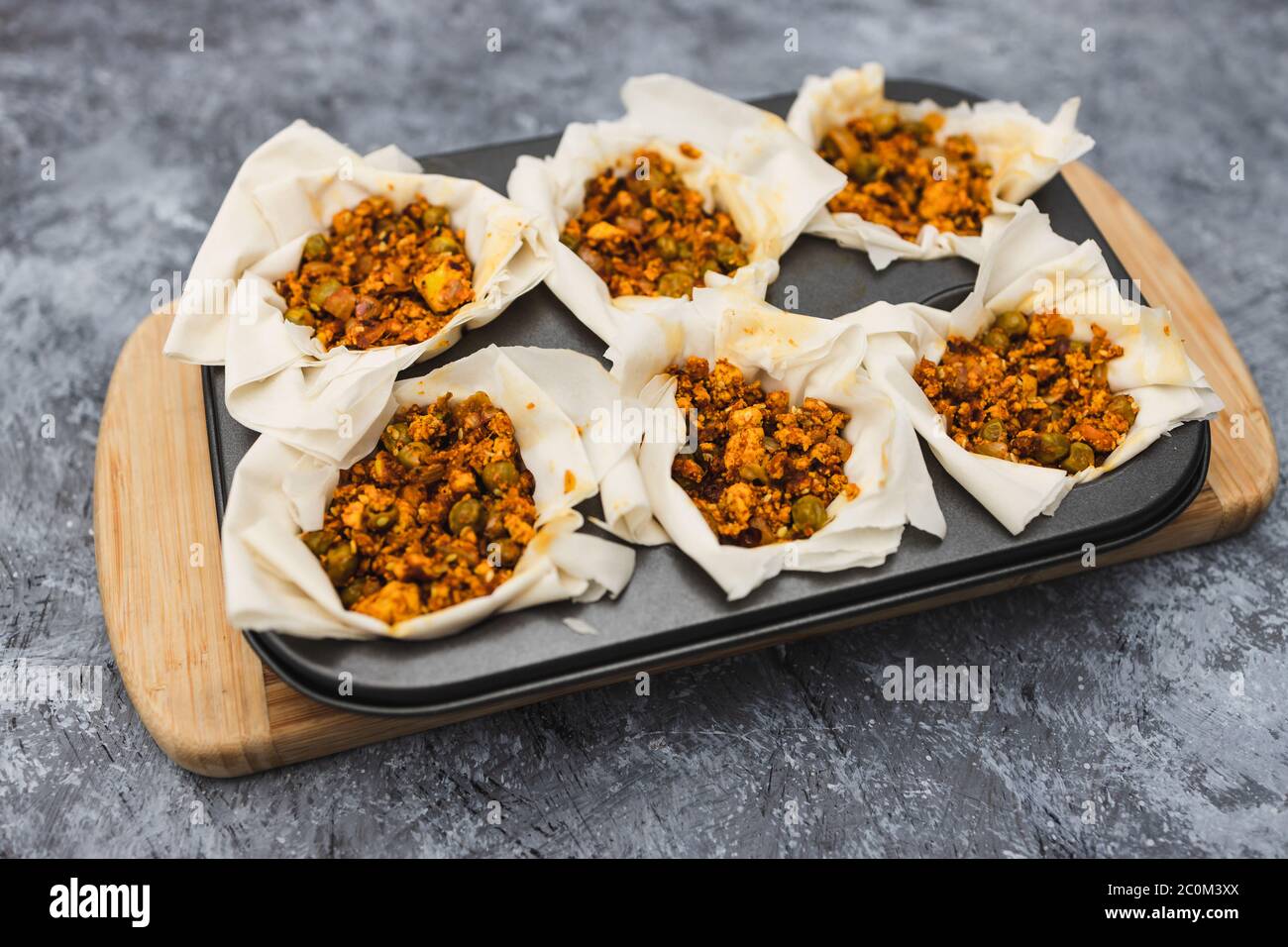 Gesundes pflanzliches Rezeptekonzept, veganes Filo-Gebäck mit würzigem Tofu und Erbsen-Füllung Stockfoto