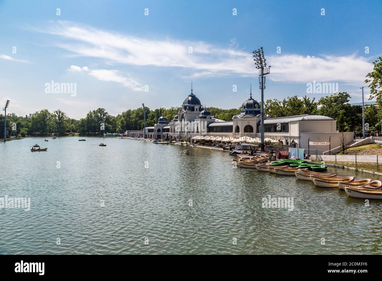 Die neu renovierte Eisbahn (jetzt als See) im Hauptstadtpark in Budapest Stockfoto