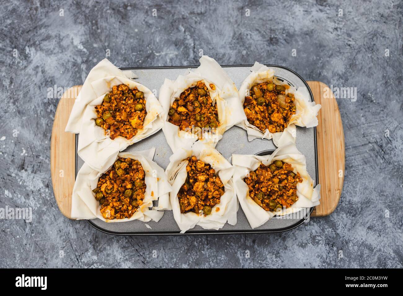 Gesundes pflanzliches Rezeptekonzept, veganes Filo-Gebäck mit würzigem Tofu und Erbsen-Füllung Stockfoto