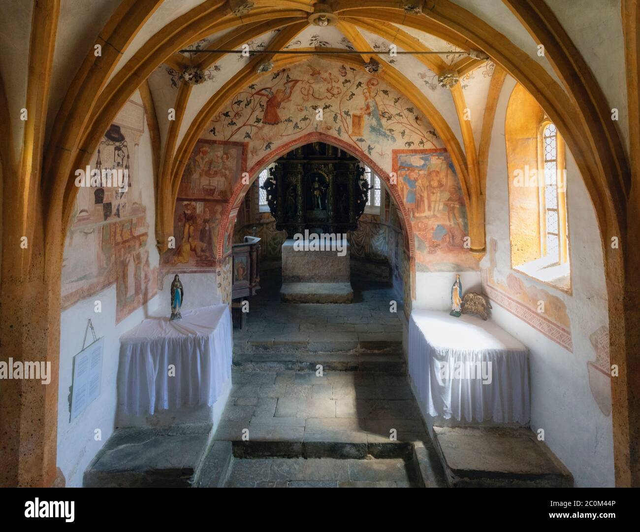 Das Innere der romanisch-gotischen Kirche des Hl. Johannes des Täufers, erbaut um 1100 am Ufer des Bohinjer Sees außerhalb von Ribcev Laz, Oberkrain, Slo Stockfoto