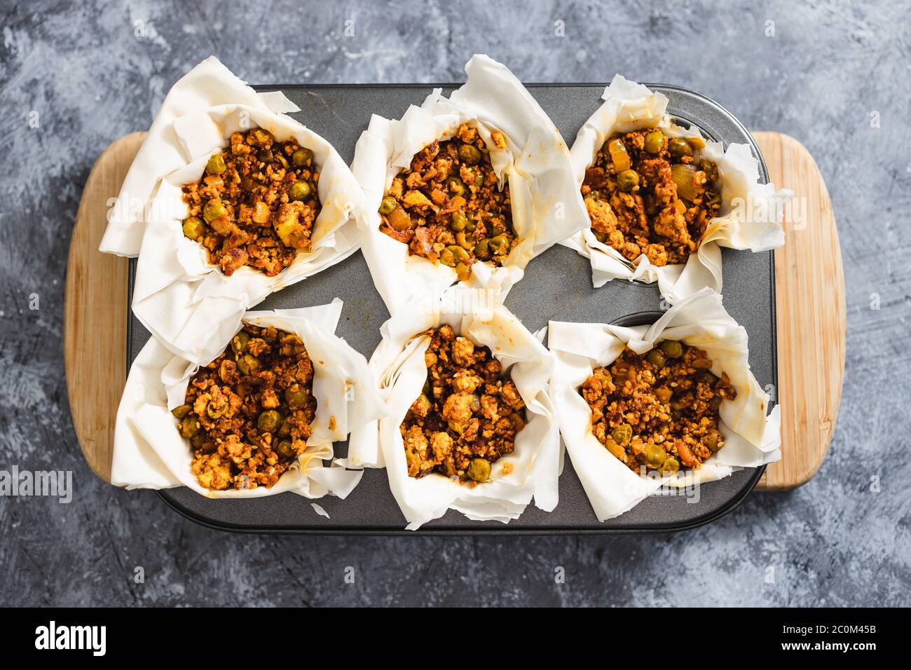 Gesundes pflanzliches Rezeptekonzept, veganes Filo-Gebäck mit würzigem Tofu und Erbsen-Füllung Stockfoto