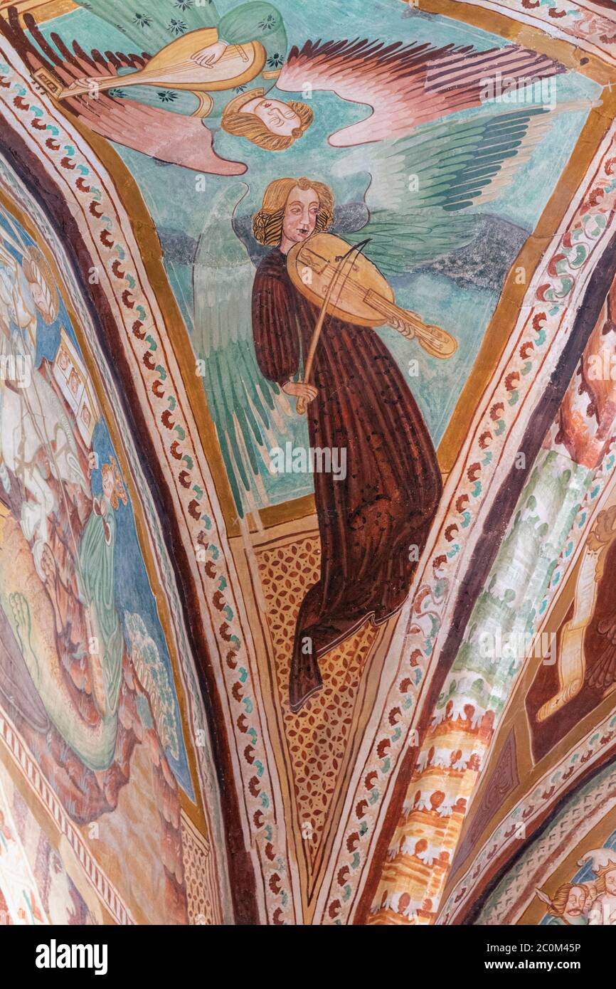 Fresko eines Engels, der in der romanisch-gotischen Kirche des Hl. Johannes des Täufers Geige spielt, erbaut um 1100 am Ufer des Bohinjer Sees außerhalb von Ribc Stockfoto
