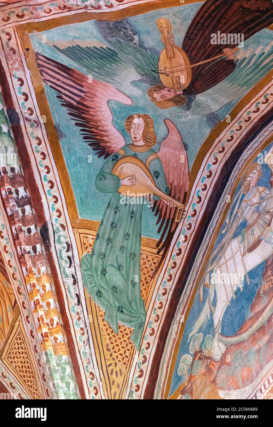 Fresko eines Engels, der Laute spielt in der romanisch-gotischen Kirche des Hl. Johannes des Täufers, die um 1100 am Ufer des Bohinjer Sees außerhalb von Ribcev erbaut wurde Stockfoto