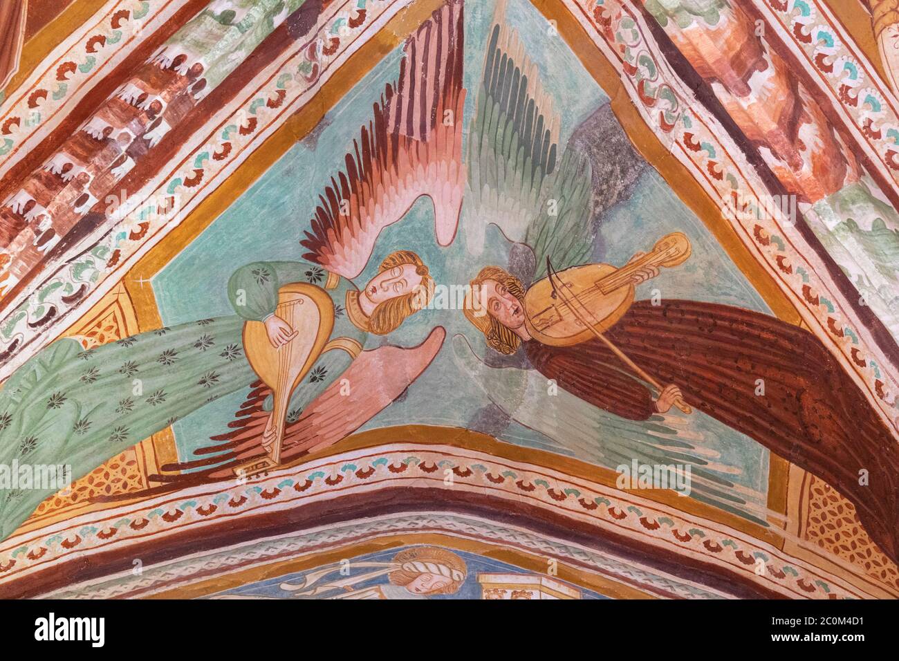 Zwei Engel, einer spielt Geige, der andere Laute in der romanisch-gotischen Kirche des Hl. Johannes des Täufers, die um 1100 am Ufer des Bohi-Sees erbaut wurde Stockfoto