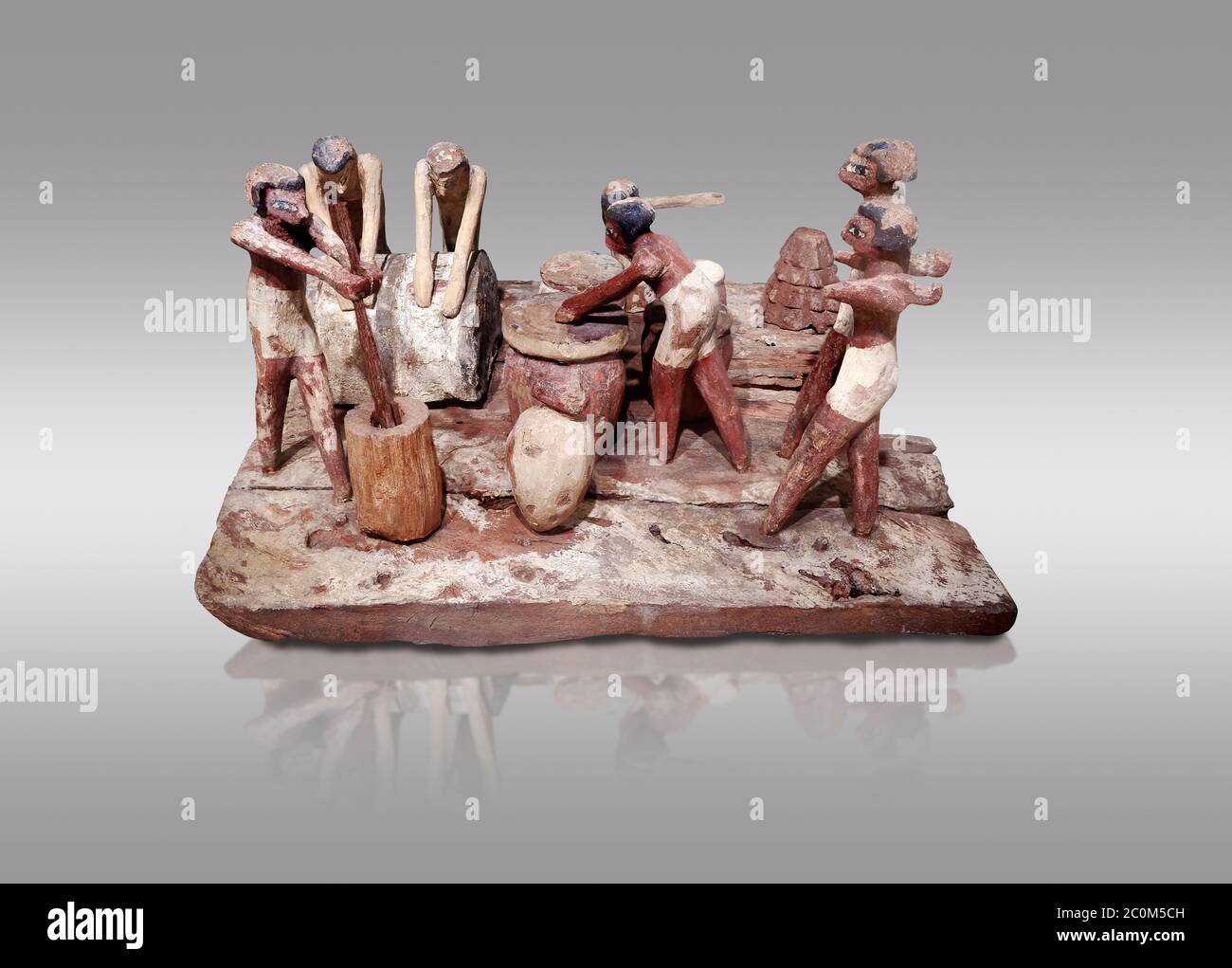 Altes ägyptisches Holzmodell der Brotherstellung, Mittleres Königreich, (1939-1875 v. Chr.), Ägyptisches Museum, Turin. Grauer Hintergrund. Hölzerne Grabmodelle waren ein Stockfoto
