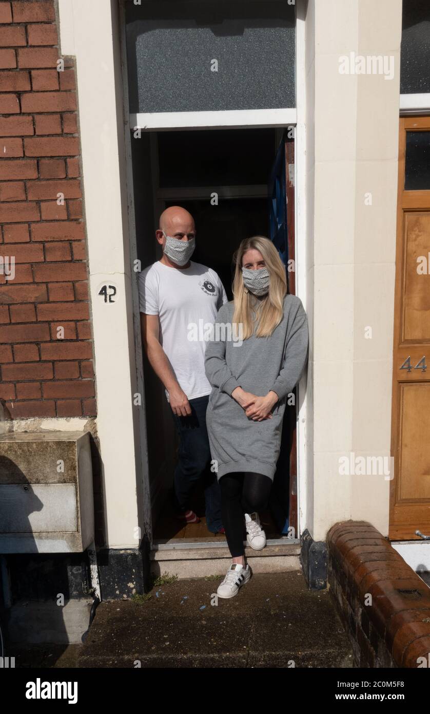 Covid Krise und das Tragen von Gesichtsmasken Stockfoto