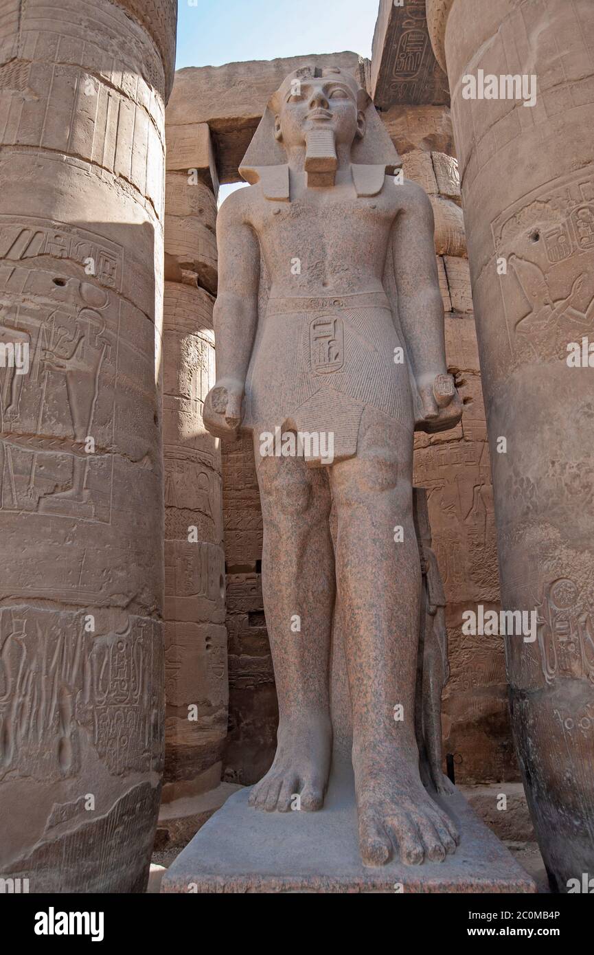 Große Statue und Hieroglypische Schnitzereien von Ramses II. Am alten ägyptischen Luxor-Tempel mit Säulen Stockfoto