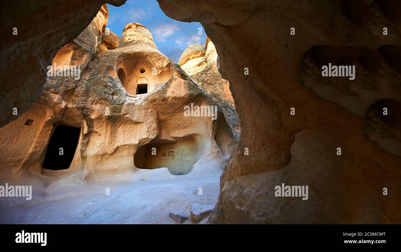 Die Fee Schornstein Felsen frühchristlichen Kirche von Pasabag Tal, Mönchstal, in der Nähe von Goreme, Kappadokien, Nevsehir, Türkei Stockfoto
