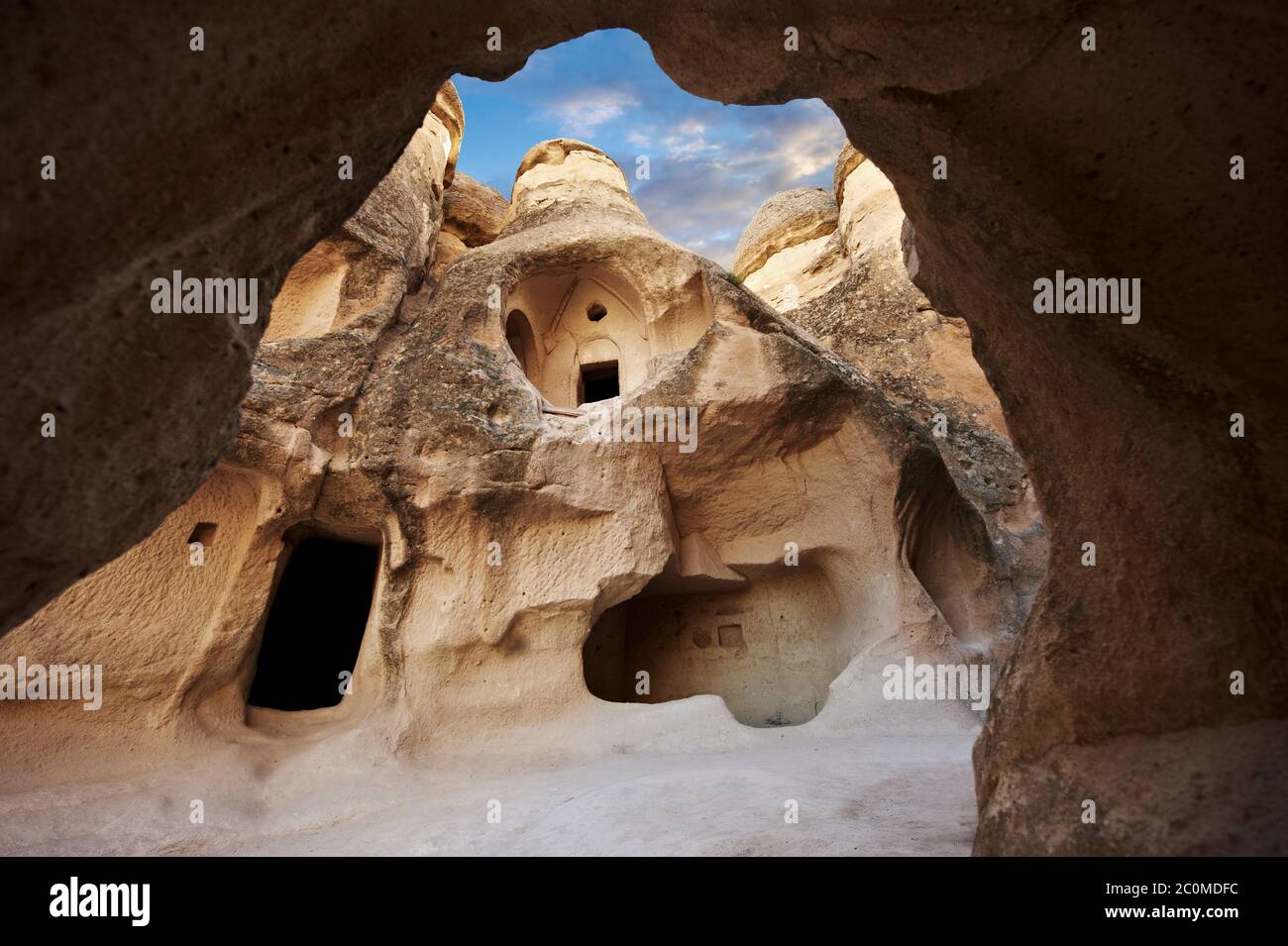 Die Fee Schornstein Felsen frühchristlichen Kirche von Pasabag Tal, Mönchstal, in der Nähe von Goreme, Kappadokien, Nevsehir, Türkei Stockfoto