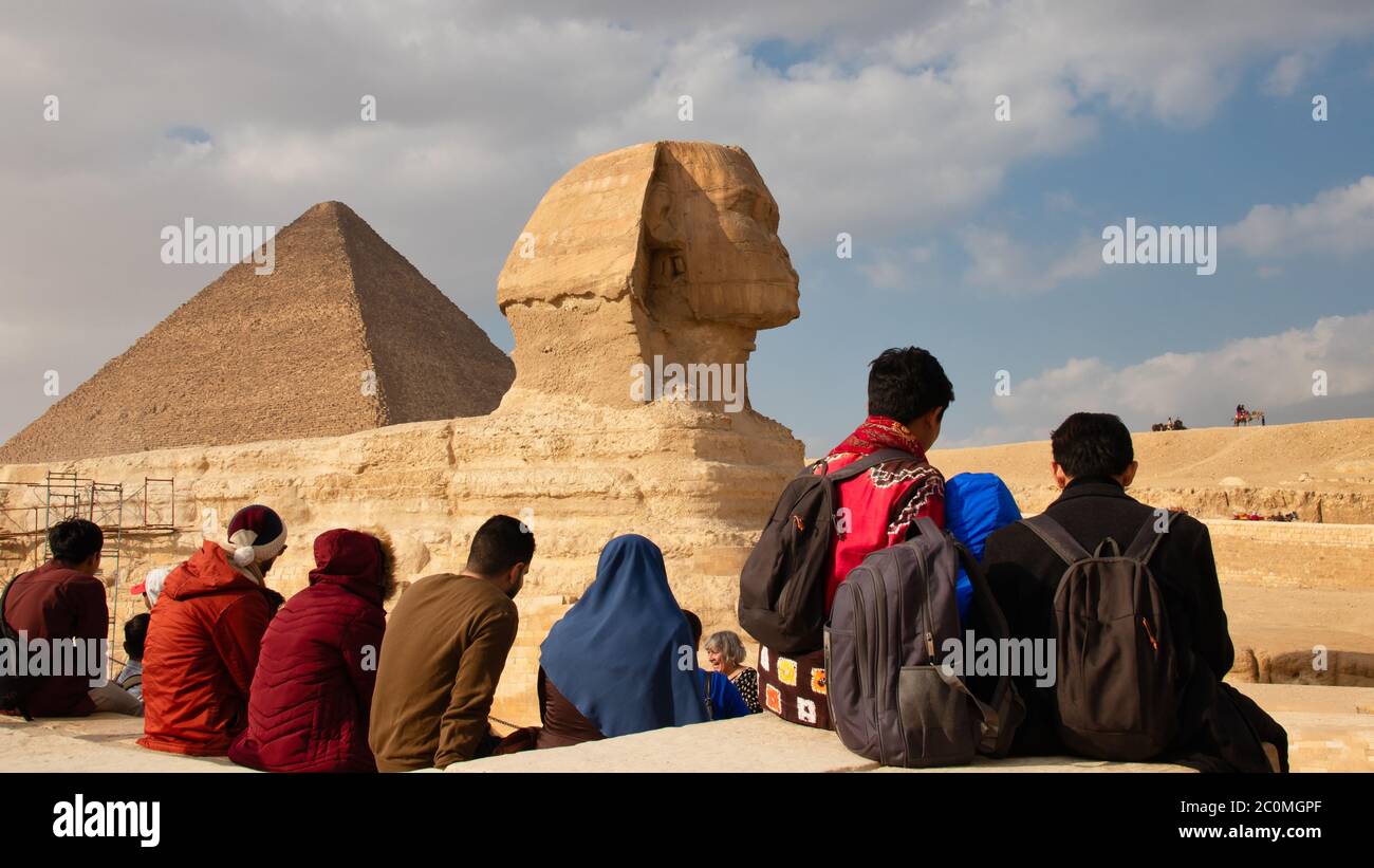 Gizeh, Ägypten - 29. Januar 2020 - Touristen besuchen das weltberühmte Wahrzeichen, die große Sphinx von Gizeh Stockfoto