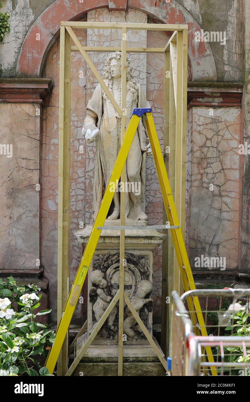 Fechten um die Robert Clayton Statue im St. Thomas' Krankenhaus in London, nach einer Reihe von Black Lives Matter Protesten, die in ganz Großbritannien über das Wochenende stattgefunden haben. Die Proteste wurden durch den Tod von George Floyd ausgelöst, der am 25. Mai während der Polizeihaft in der US-Stadt Minneapolis getötet wurde. Stockfoto