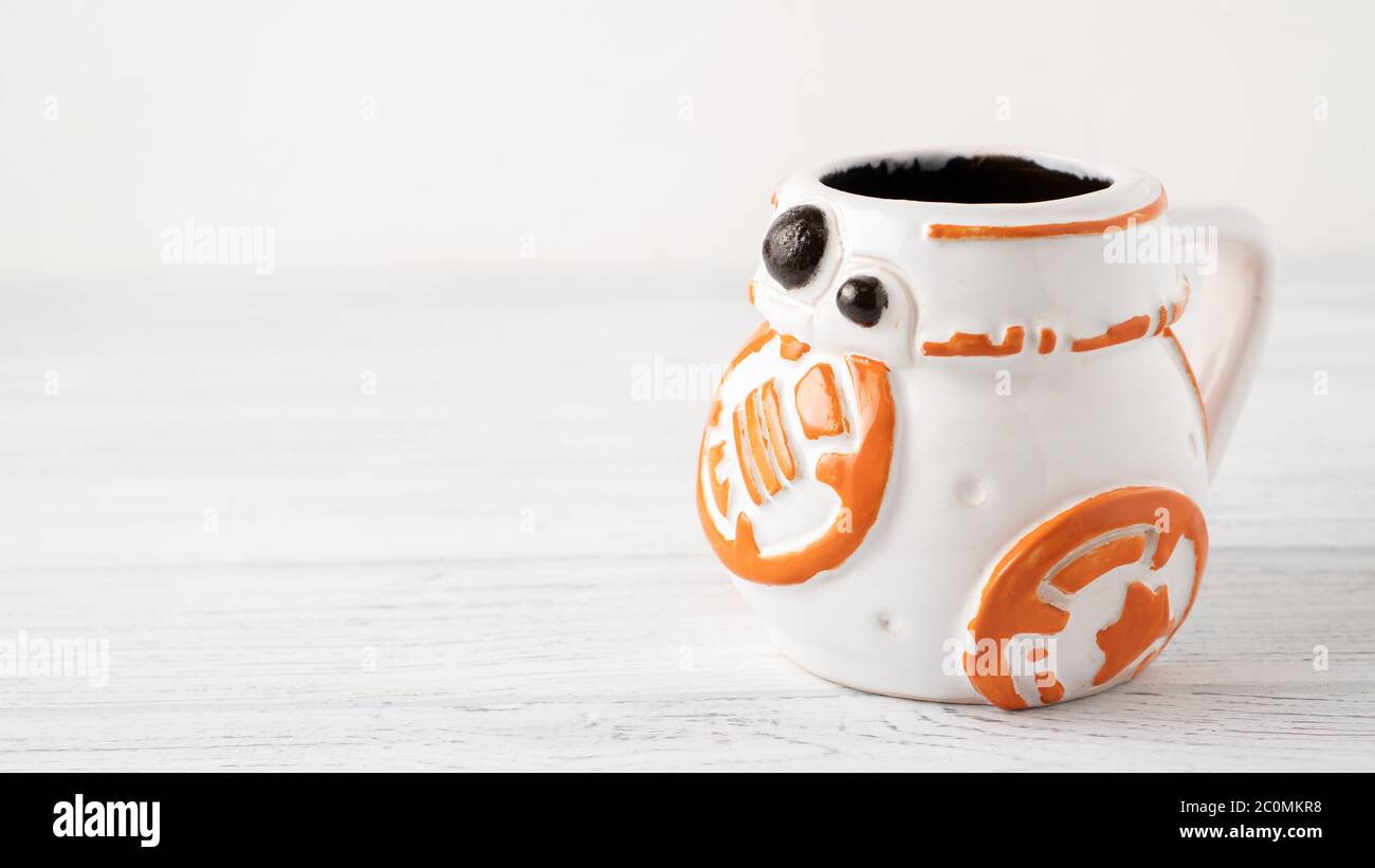 Selbstgemachte BB-8 Tasse. Star Wars-Kollektion für Heimtassen. Einzigartige Geschenkideen. Geschenk für Star Wars Fans. Tasse präsentieren Idee. Stockfoto