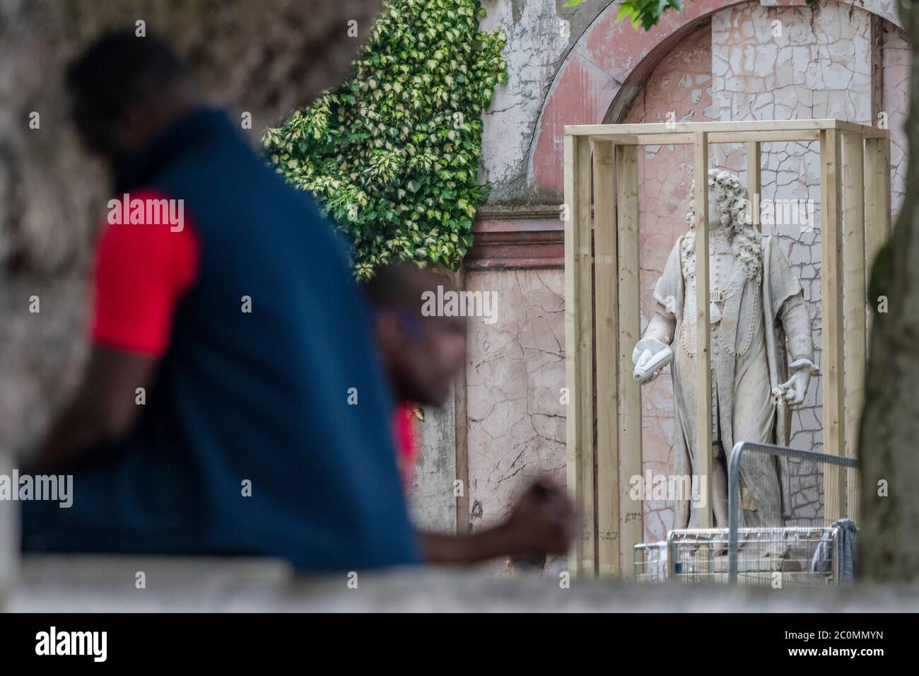 London, Großbritannien. Juni 2020. Die Statue von Sir Robert Clayton, im St. Thomas' Hospital, wird als Reaktion auf die Proteste von Black Lives Matter vertuschelt.Quelle: Guy Bell/Alamy Live News Stockfoto