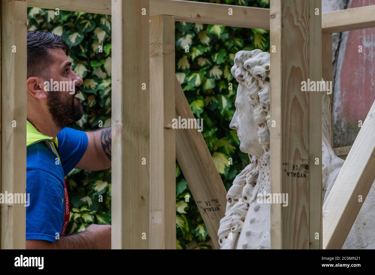 London, Großbritannien. Juni 2020. Die Statue von Sir Robert Clayton, im St. Thomas' Hospital, wird als Reaktion auf die Proteste von Black Lives Matter vertuschelt.Quelle: Guy Bell/Alamy Live News Stockfoto