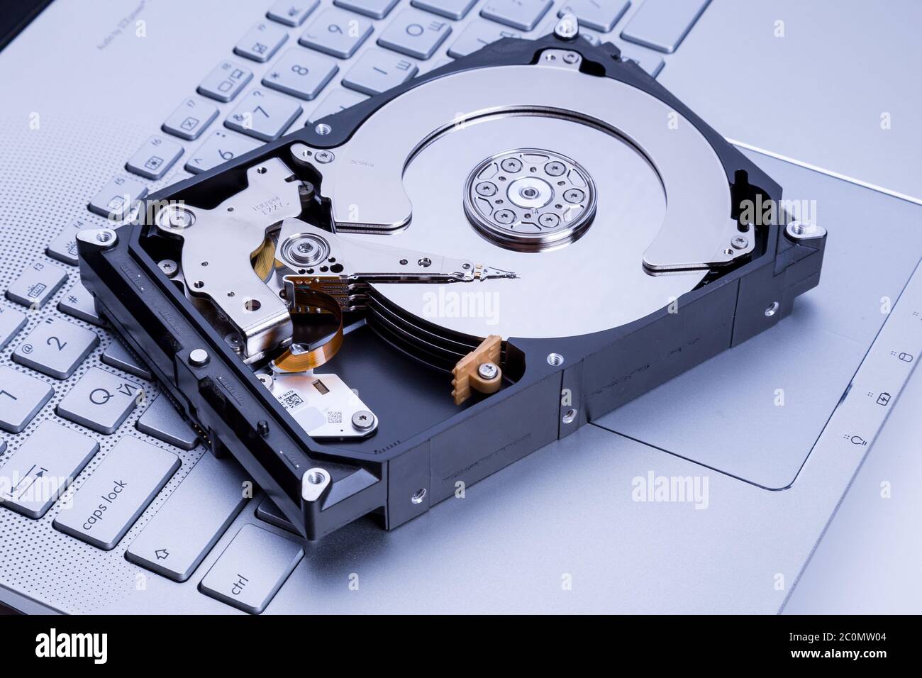HDD über Notebook-Tastatur Stockfoto