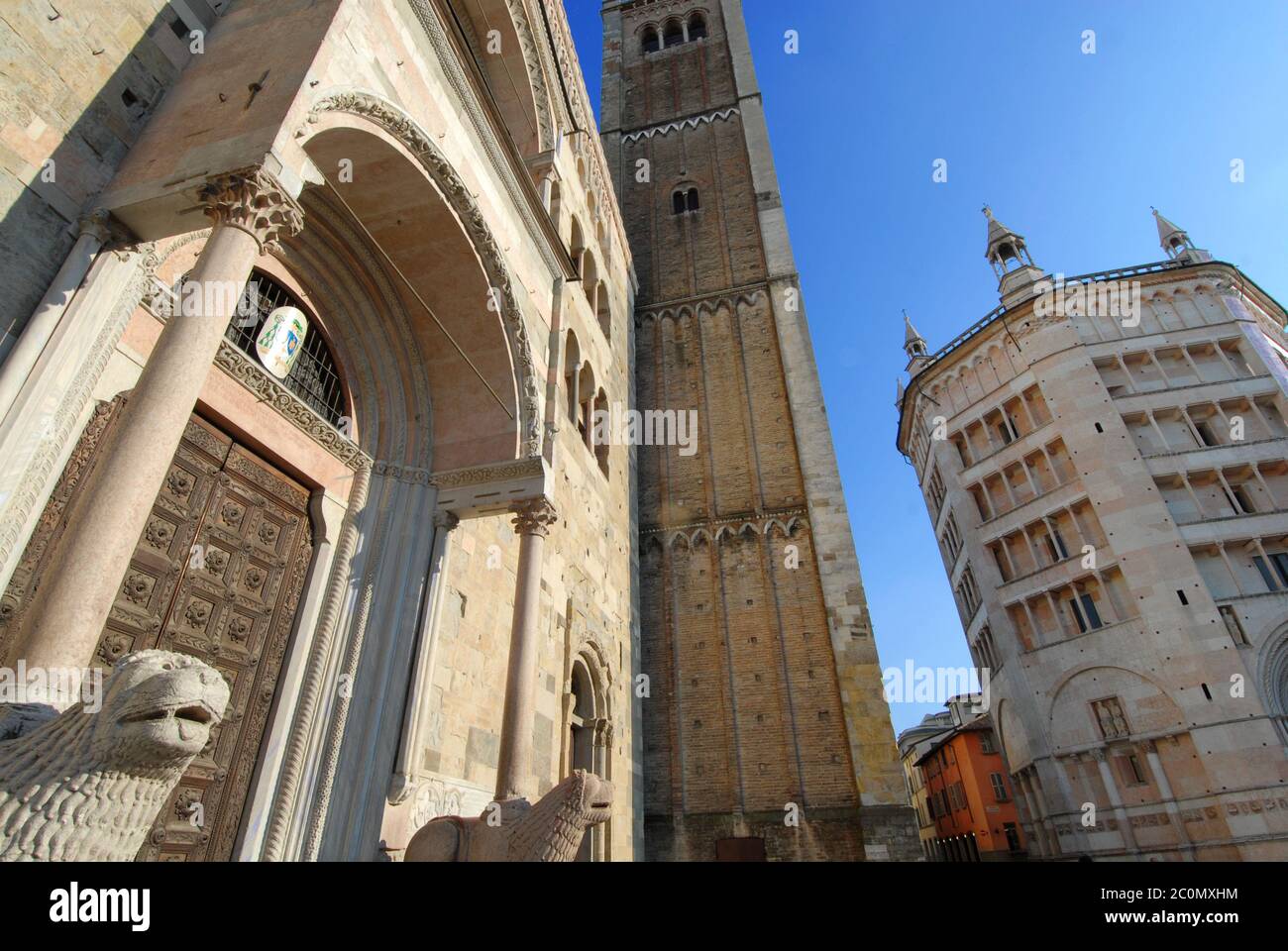 Parma ist die italienische Kulturhauptstadt 2020. Das Taufbecken von Parma befindet sich neben der Kathedrale von Parma, Symbole der romanischen gotischen Architektur Stockfoto