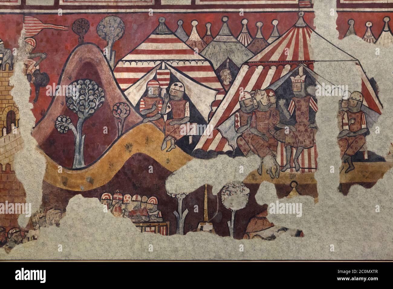 Eroberung Mallorcas in den gotischen Wandmalereien von 1285-1290 dargestellt, jetzt auf dem Display im National Art Museum von Katalonien (Museu Nacional d'Art de Catalunya) in Barcelona, Katalonien, Spanien. König Jakob I. der Eroberer im Lager Aragonas beim Angriff auf Medina Mayurqa (Palma de Mallorca) am 31. Dezember 1229 rechts dargestellt. Im Zelt in der Mitte sind Graf Hug IV. Von Empúries und Fürst Pero Maça von Sangarrén dargestellt. Die Wandmalereien eines anonymen katalanischen Malers, bekannt als Meister der Eroberung Mallorcas (Maestro de la conquista de Mallorca), wurden übertragen Stockfoto