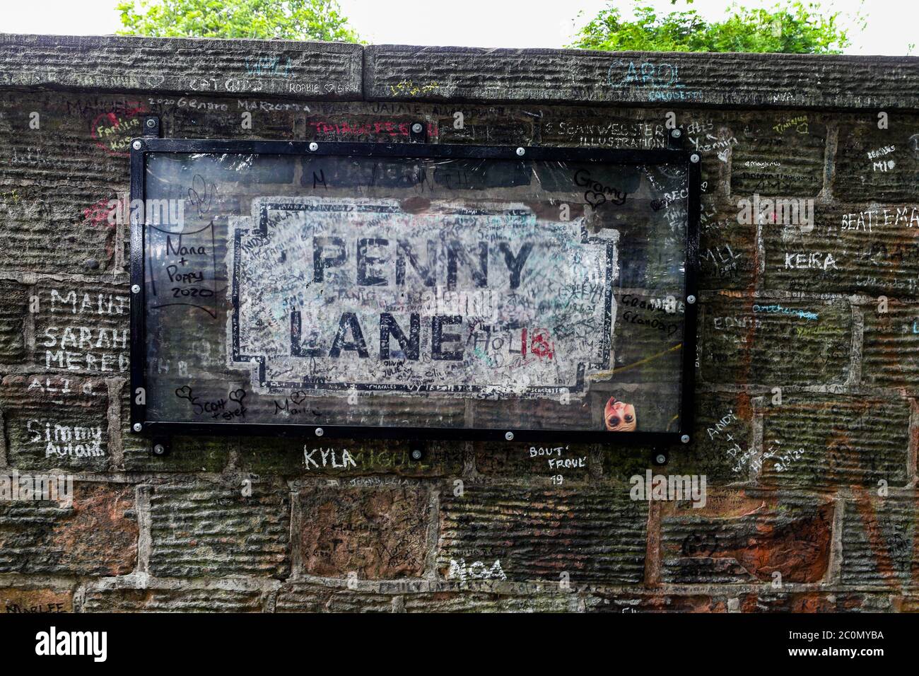 Das geschützte Straßenschild für Penny Lane, berühmt gemacht von den Beatles und von Paul McCartney unterzeichnet, in Liverpool, wurde aufgeräumt, nachdem es nach wahrgenommenen Verbindungen mit Sklavenhändler James Penny zerstört wurde. Stockfoto