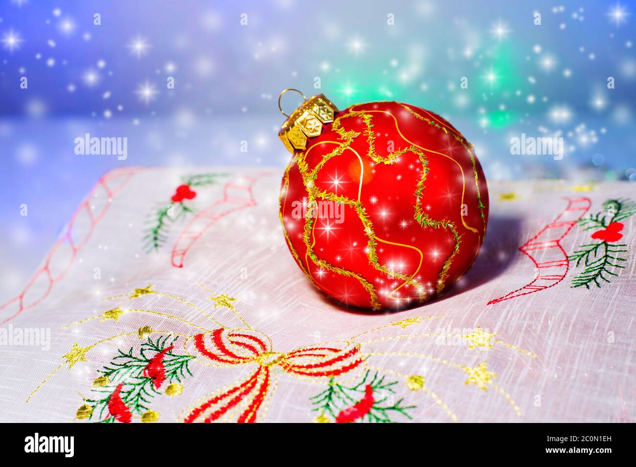 Rote Weihnachtskugel auf Serviette. Weihnachtsdekoration Stockfoto