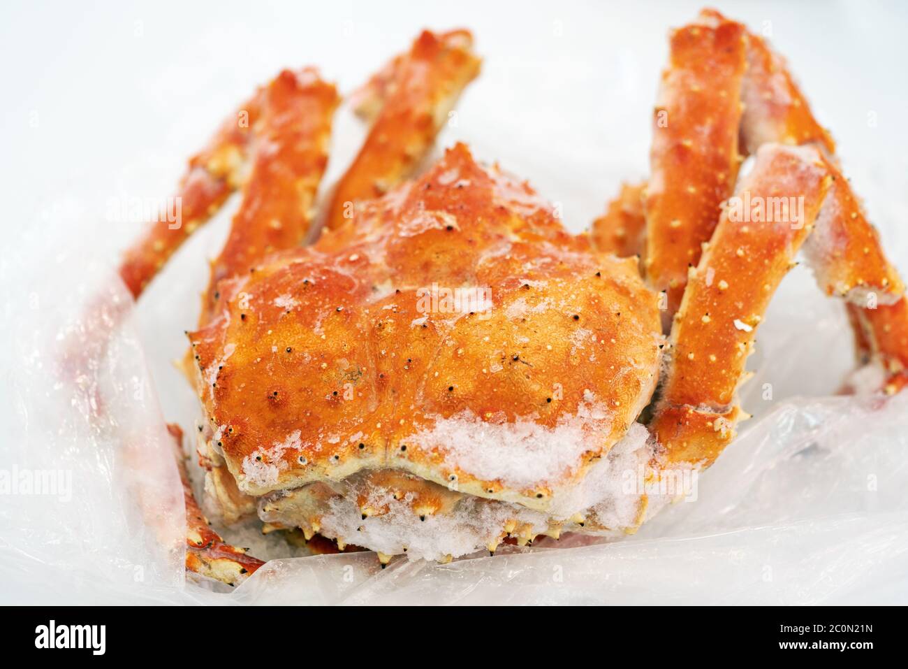 Gekochte Und Gefrorene Wilde Red King Crab Liegt Auf Kunststoffverpackungen Im Kuhlschrank Alaskan Konigskrabbe Oder Kamtschatka Krabbe Beliebte Marine Delikatesse Stockfotografie Alamy