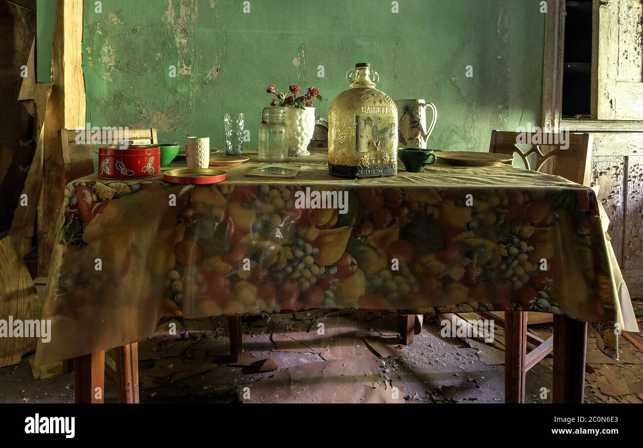 Esstisch in einem verlassenen Haus Stockfoto