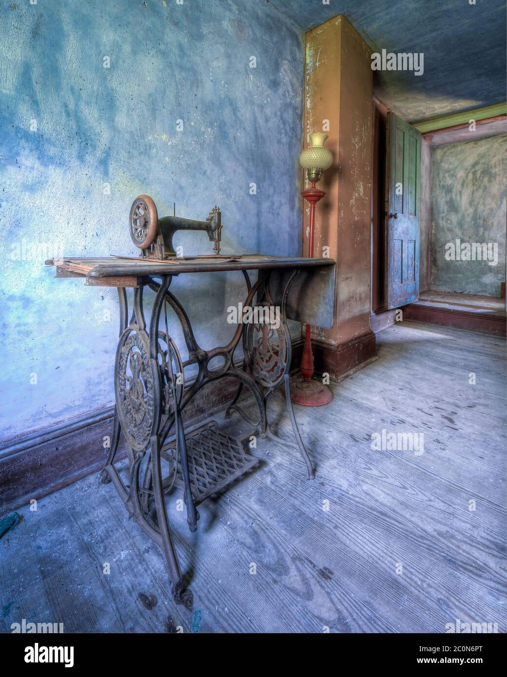 Vintage Nähmaschine in einem verlassenen Haus Stockfoto