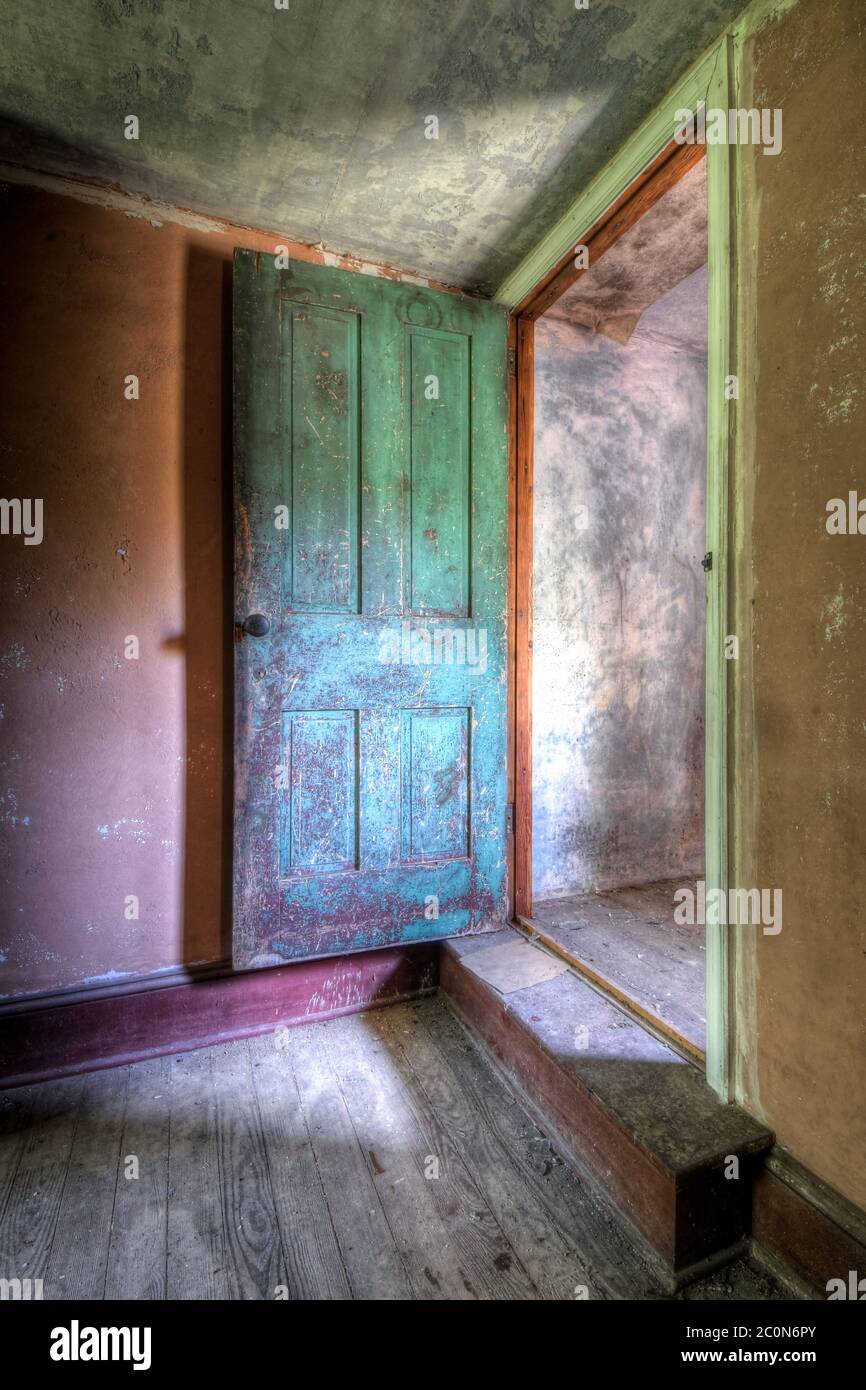 Tür zum Dachboden eines verlassenen Hauses Stockfoto