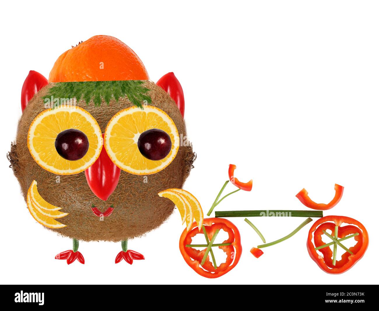 Kreatives Food-Konzept. Kleine Eule aus Kiwi und Orange Stockfoto