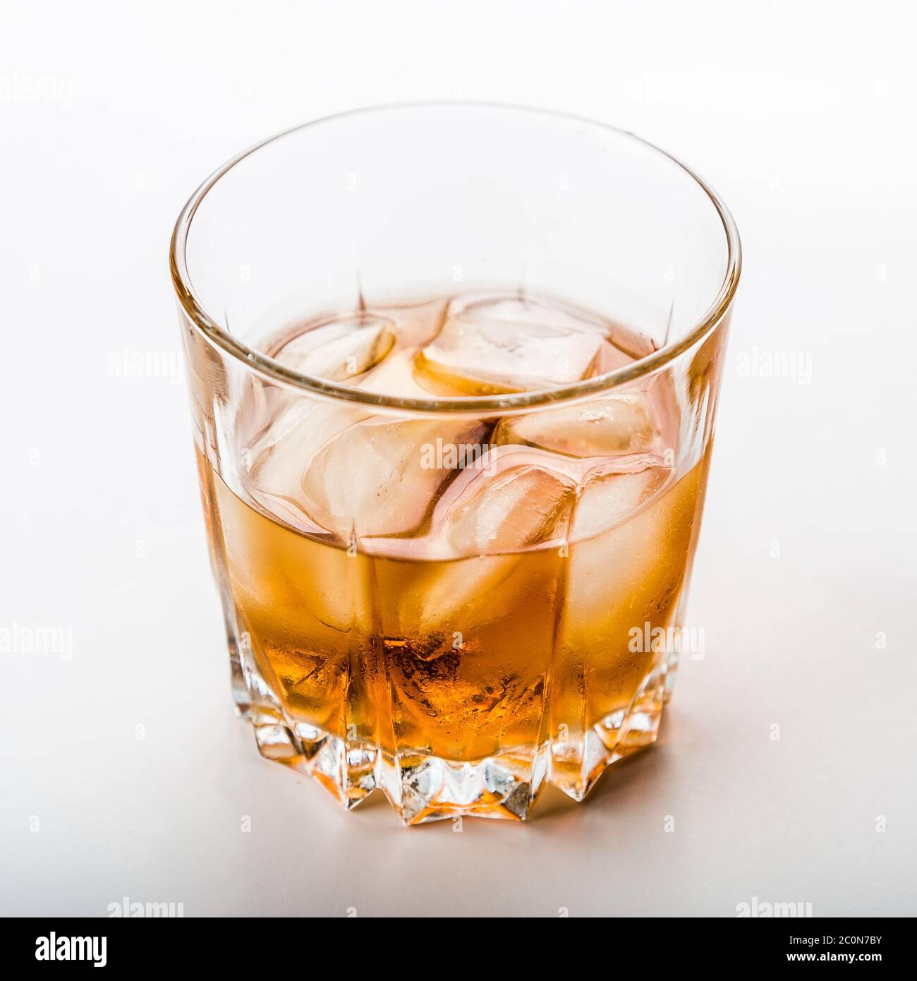 Glas kalten Whiskys auf weißer Oberfläche Stockfoto