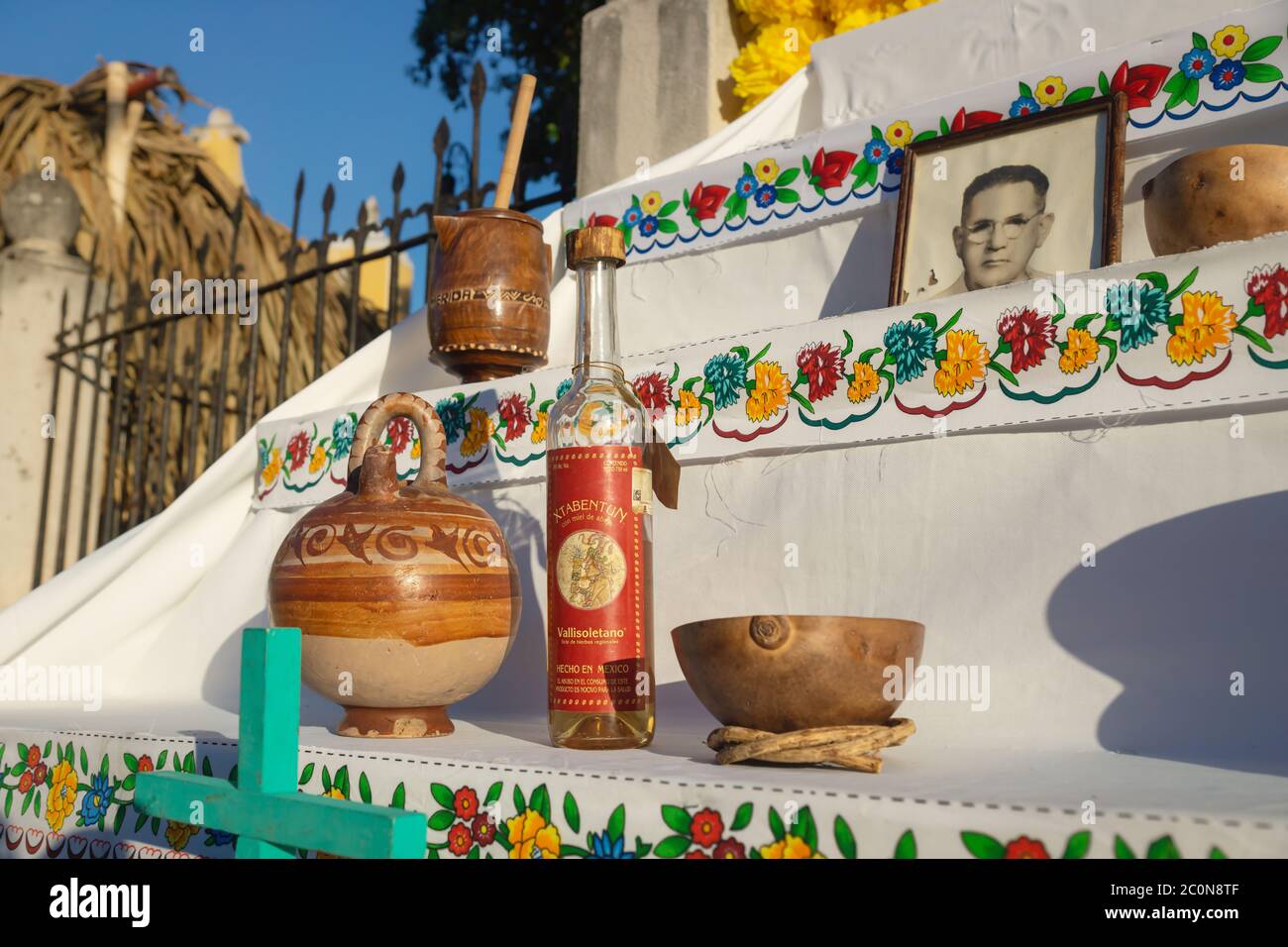 Merida, Mexiko - 31. Oktober 2018: Traditioneller Altar für den Tag der Toten, Dia de los muertos mit Maya Terrakotta und Foto des Verstorbenen Stockfoto