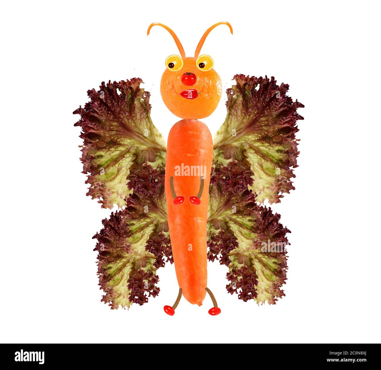 Kreatives Food-Konzept. Lustige kleine Schmetterling aus Obst und Gemüse. Stockfoto