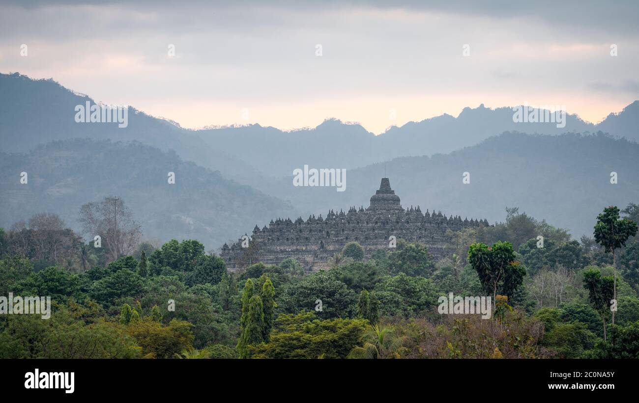 Borobudur Statue, Relief und Stupa Stockfoto