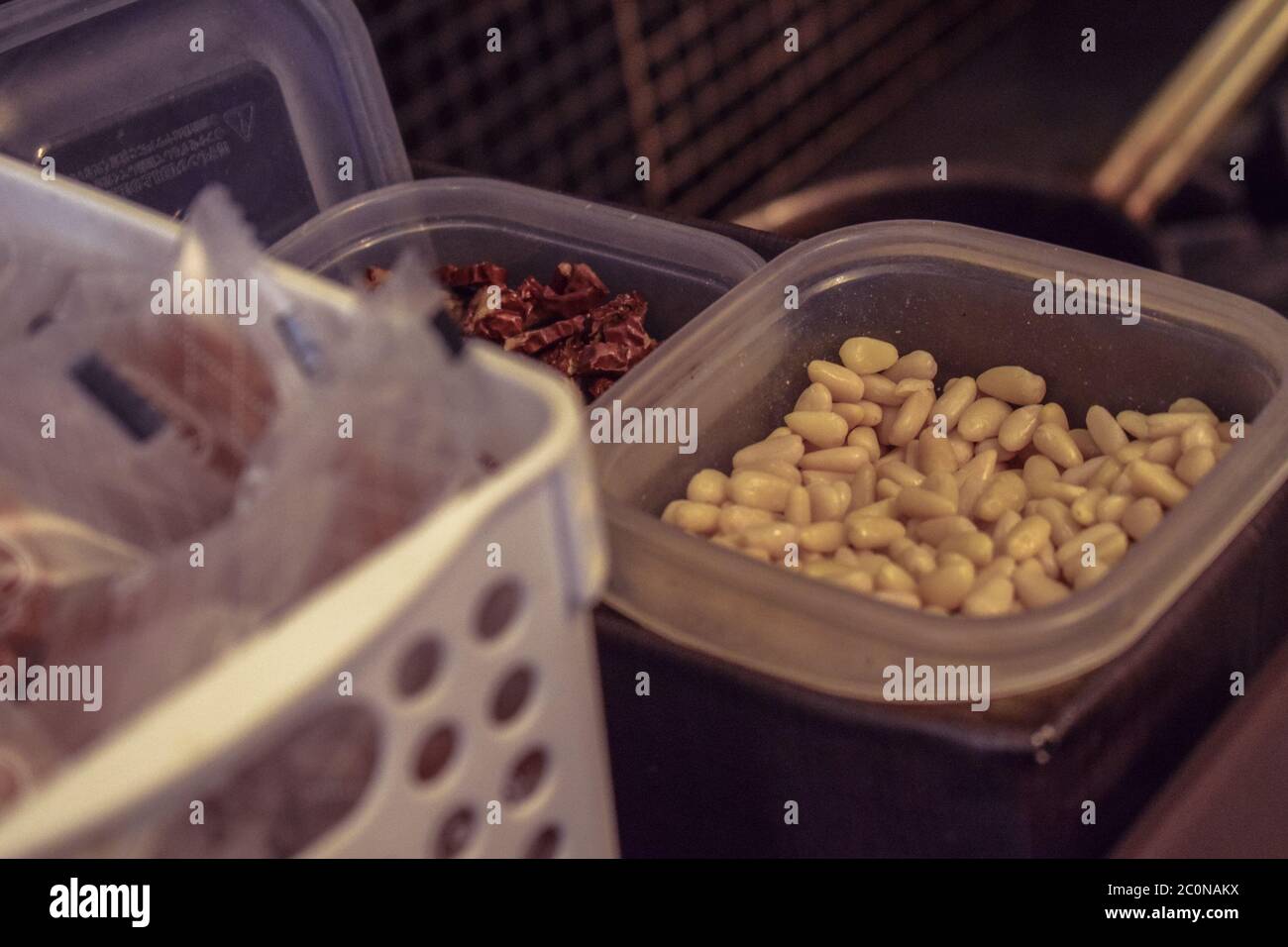 Tupperware mit Tee, Pinienkernen und Keksen in einer Küche in Seoul Südkorea zubereiten Stockfoto