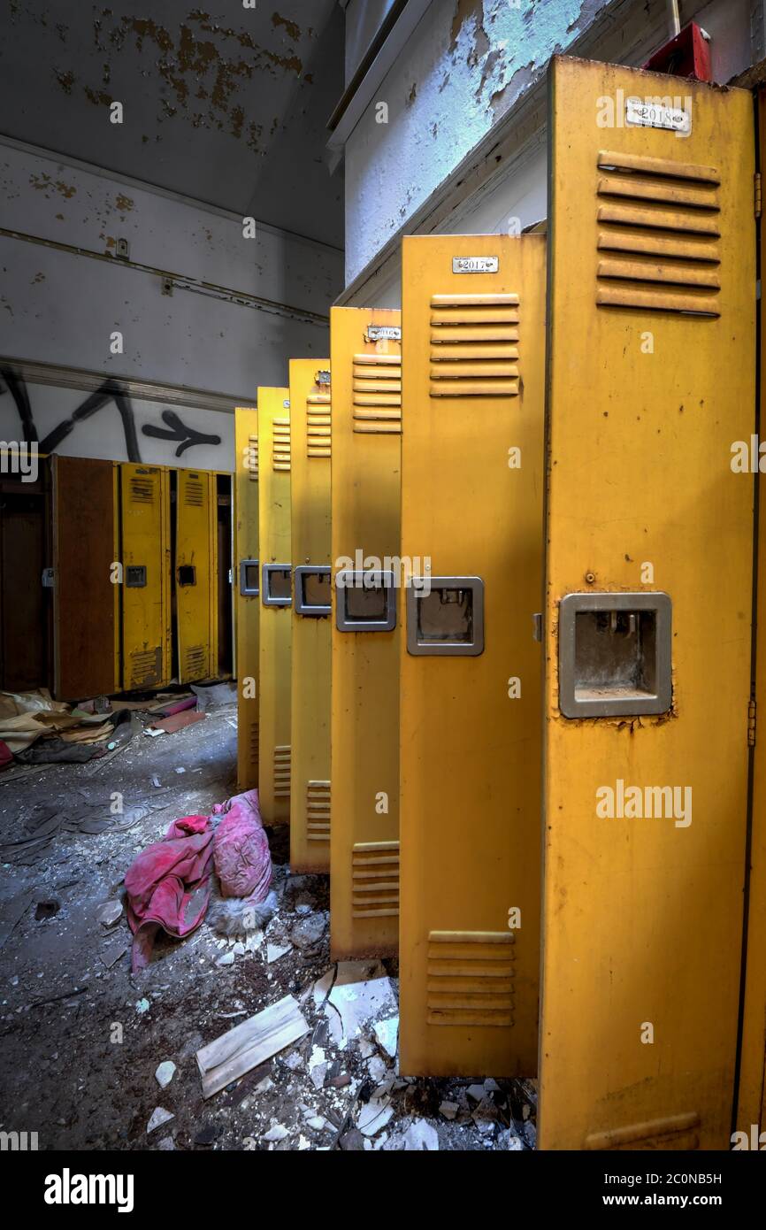 Schließfächer in einer verlassenen High School Stockfoto