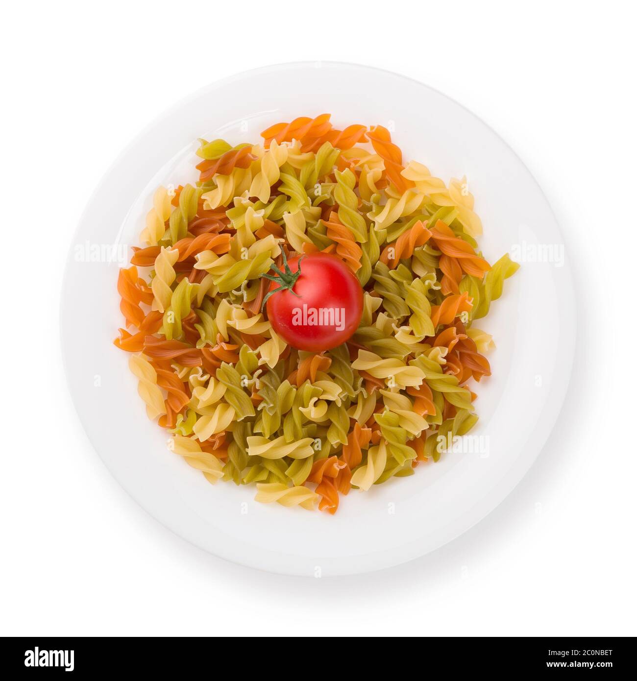 Teller mit Nudeln mit Tomaten von oben isoliert Stockfoto