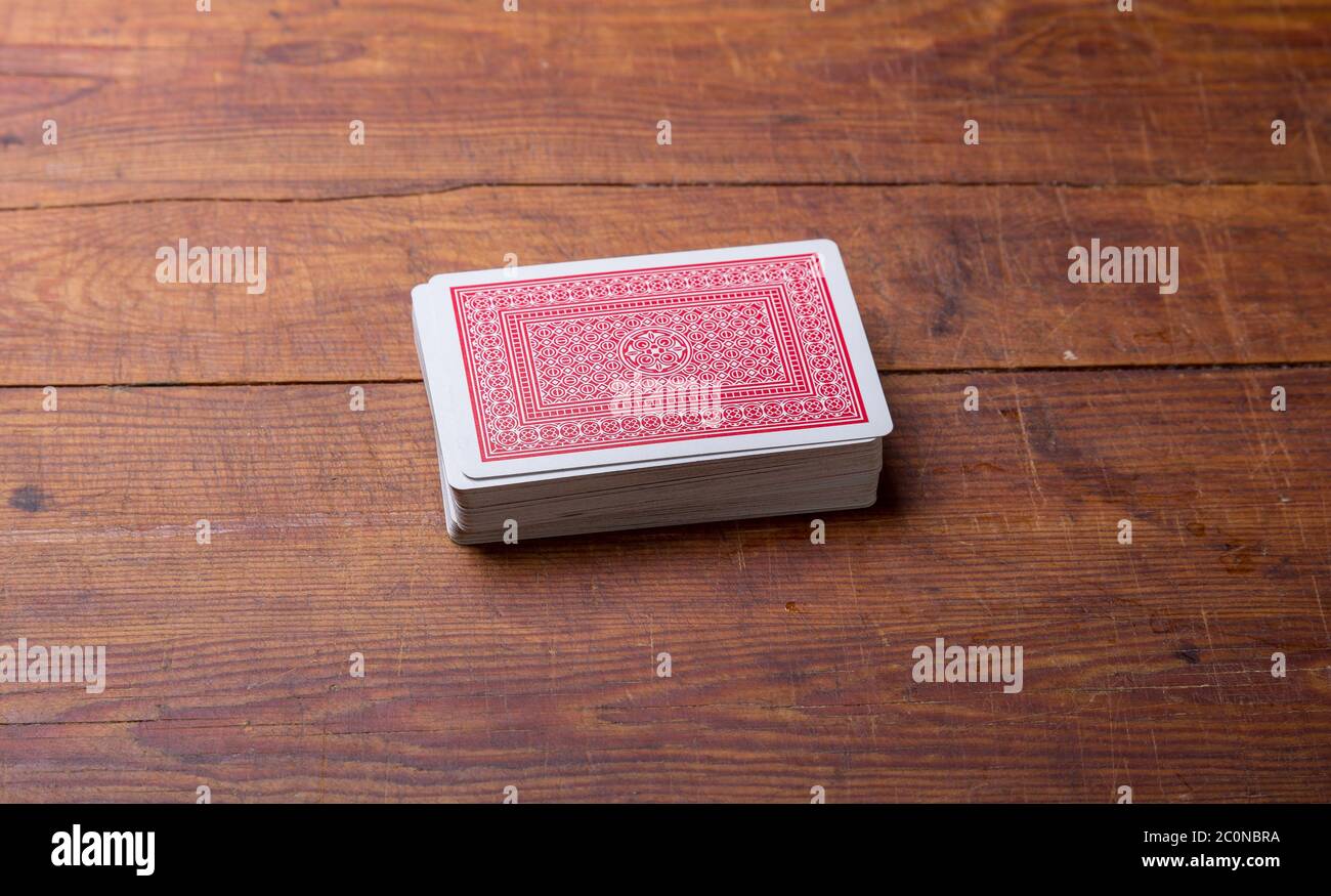 Kartenspiel auf Holztisch Stockfoto