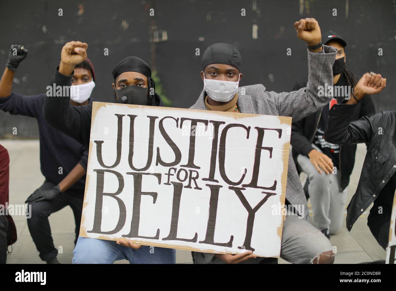 Mitglieder der Kampagne „Justice for Belly“ bei der Enthüllung einer Plakatwand von Black Lives Matter UK (BLMUK) an der Westminster Bridge Road, London, In diesem Verzeichnis sind mehr als 3000 Namen von Personen aufgeführt, die in Polizeigewahrsam, Gefängnissen, Einwanderungsgefängnissen und bei rassistischen Angriffen im Vereinigten Königreich gestorben sind, sowie von Personen, die an den Folgen des Coronavirus gestorben sind. Die Plakatwand wurde von BLMUK in Zusammenarbeit mit der United Families and Friends Campaign, Justice for Belly, Justice for Shukri, Migrant Organize und dem Grenfell Estate errichtet. Stockfoto