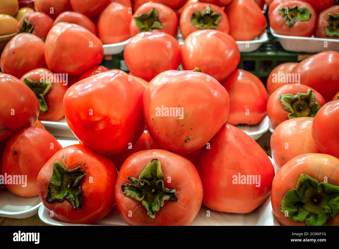 Frische Khaki-Früchte in Lagen auf einem Straßenmarkt in Seoul Südkorea verkauft Stockfoto