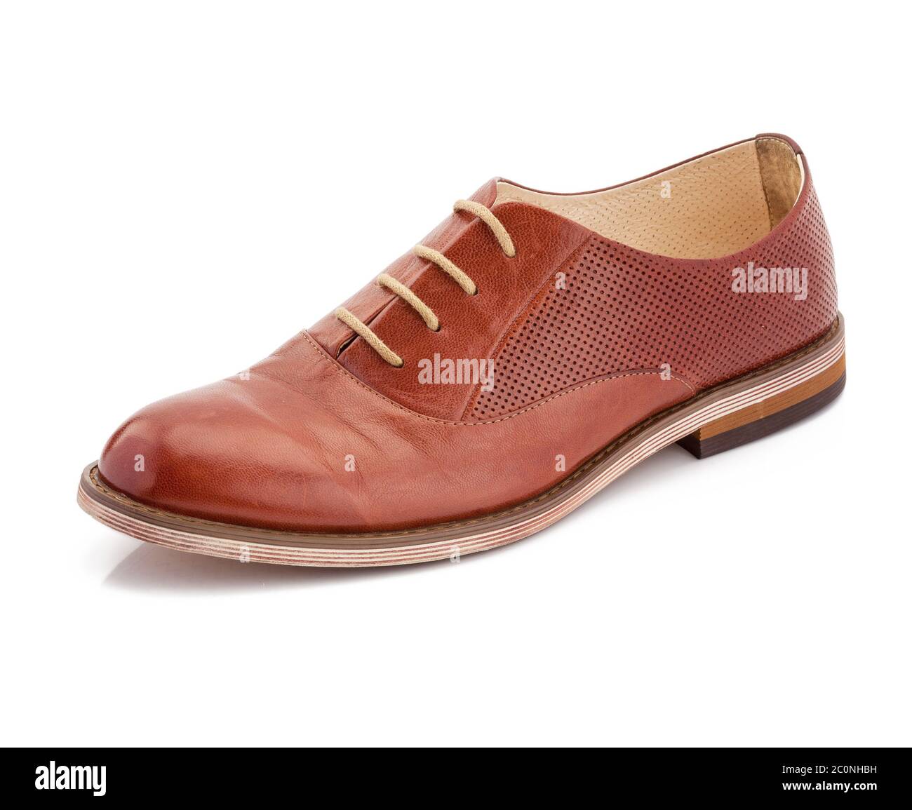 Braune Lederschuhe isoliert auf einem weißen Stockfoto