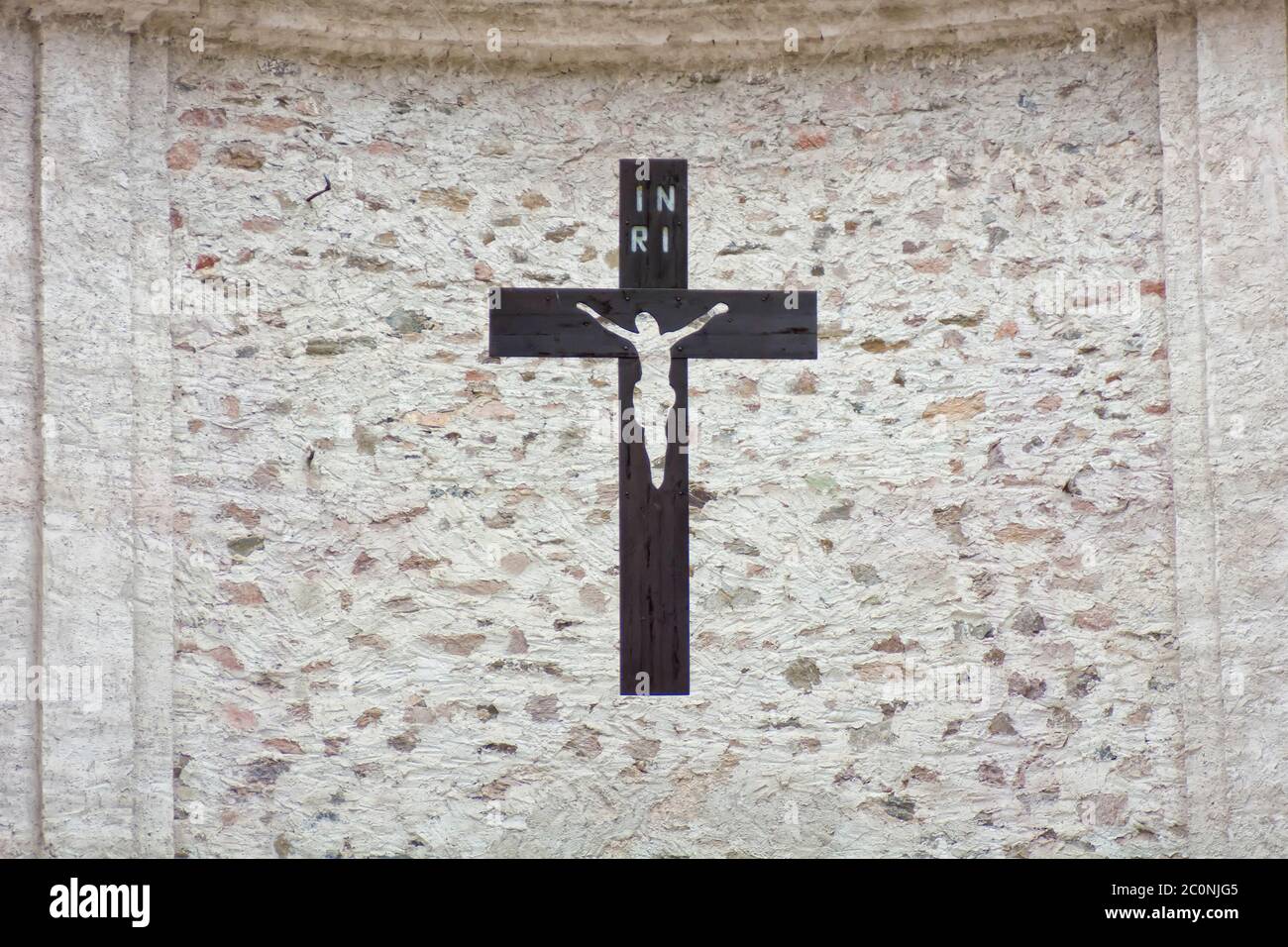 Schwarzes Kreuz mit Jesus an der Wand Stockfoto