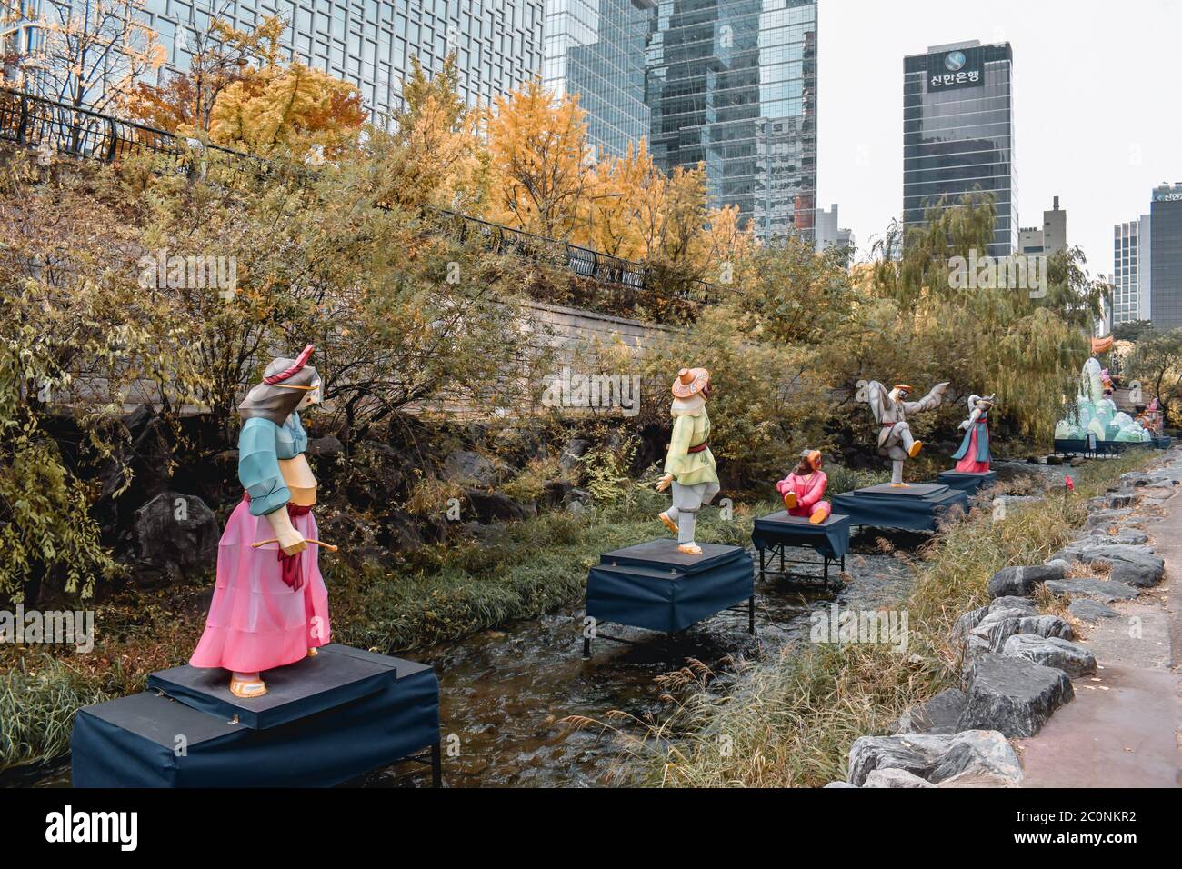 Papierstatuen im Cheonggyecheon Stream Kunstgebiet im Zentrum von Seoul Südkorea Stockfoto